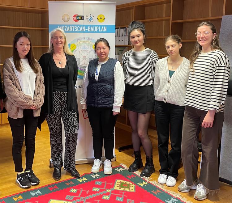Workshop am 11.04.2023 - Prof. Gisela Mashayekhi-Beer (2.v.l.) mit ihren Studentinnen Candela Pont, Shian Baek, Aidana Madyar, Teodora Iunescu, Akane Honjo